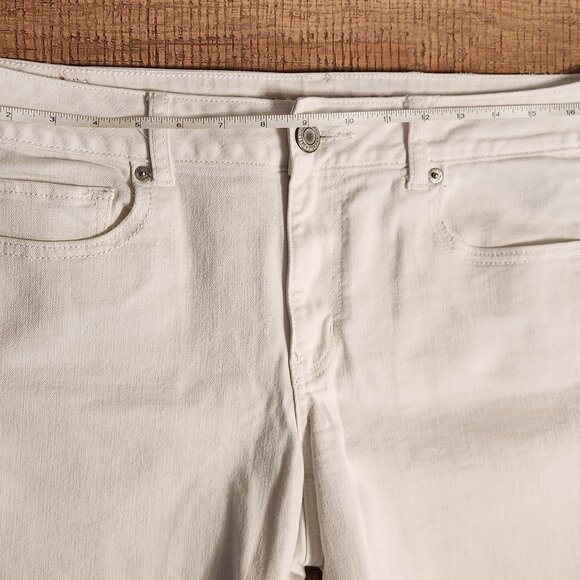 American Eagle Women's White Jean Shorts Size 14 - Picture 9 of 14